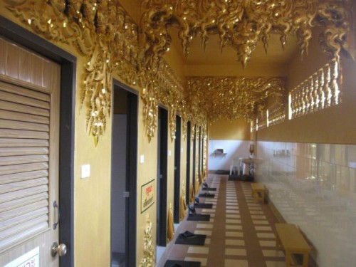 Inside_Gold_Toilet